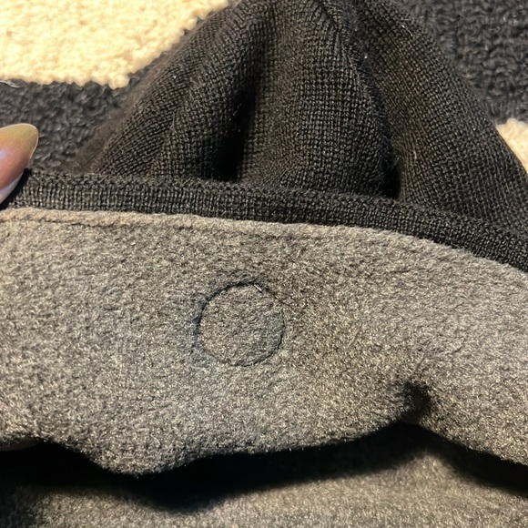 Canada Goose Toque - Picture 3 of 6